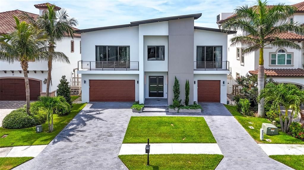 Attached, Exterior, Facade, Modern