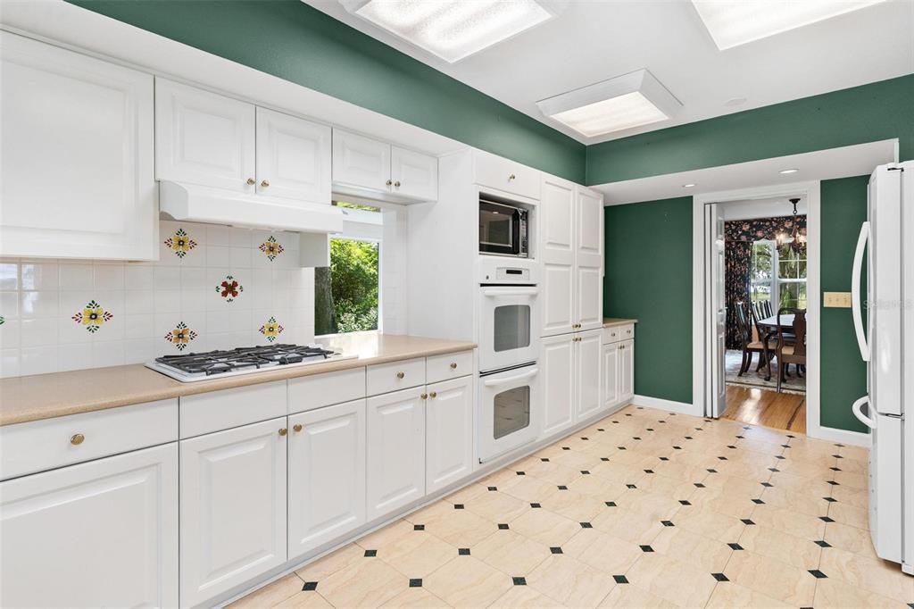 Dining room, Interior, Kitchen, Recessed Lighting, Wood Texture Flooring