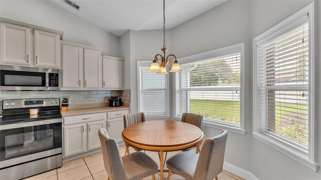 Chandelier, Dining room, Interior, Kitchen, Pendant Lights, Stainless Steel Appliances