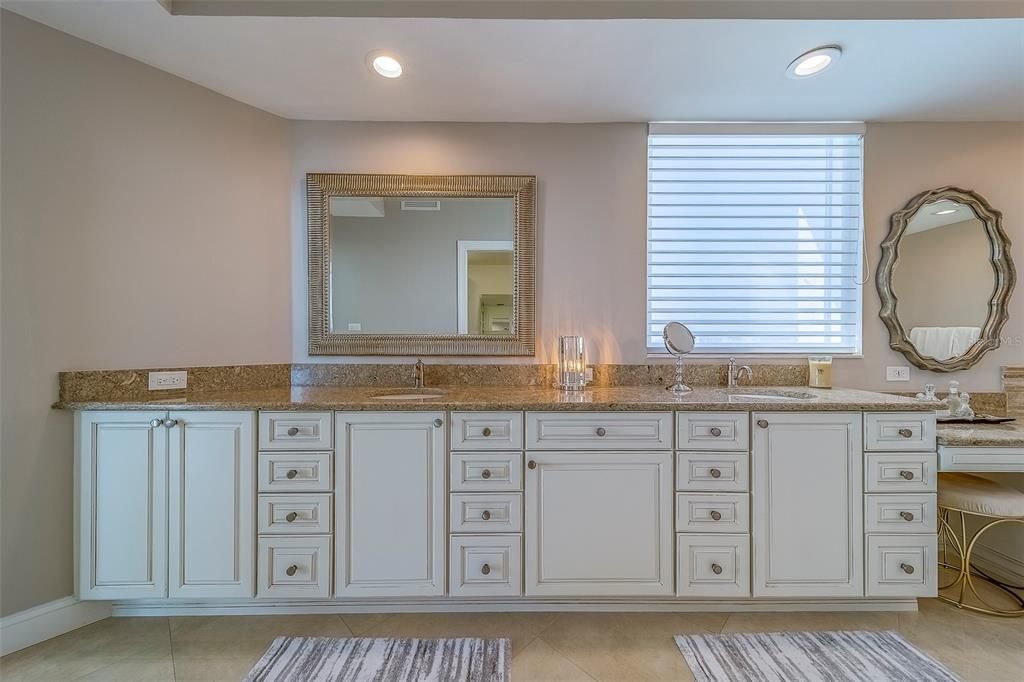 Bathroom, Dual Sink Vanities, Interior, Recessed Lighting