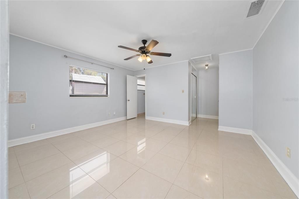 Empty room, Interior