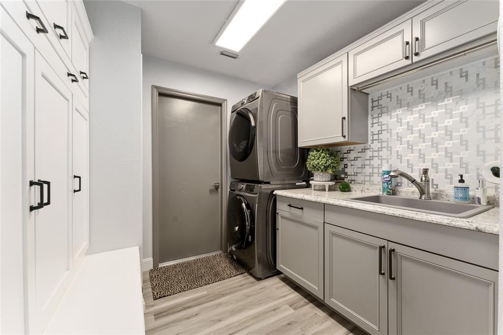 Interior, Washer, Wood Texture Flooring