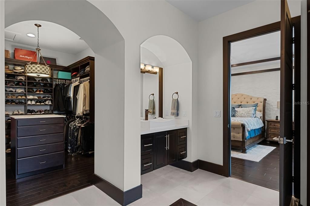 Bedroom, Interior, Recessed Lighting, Walk-in Closets, Wood Texture Flooring