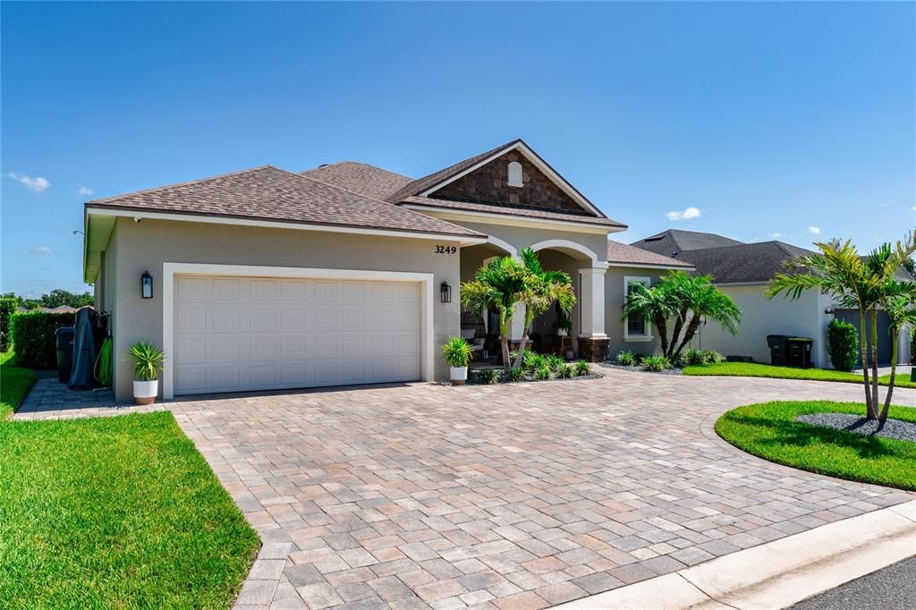 Attached, Exterior, Facade, Ranch