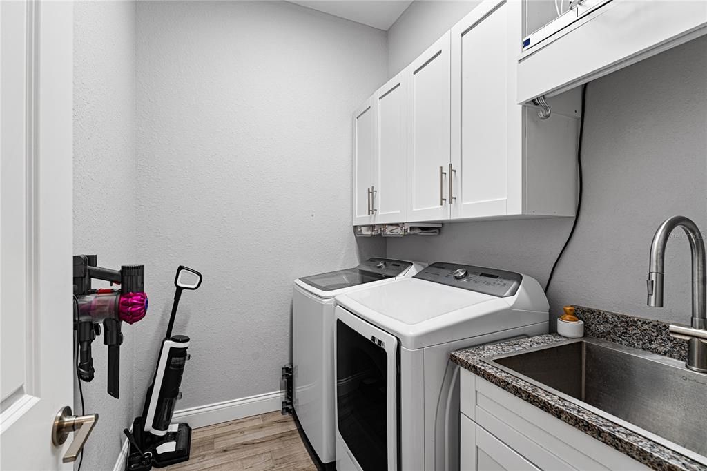Interior, Washer, Wood Texture Flooring