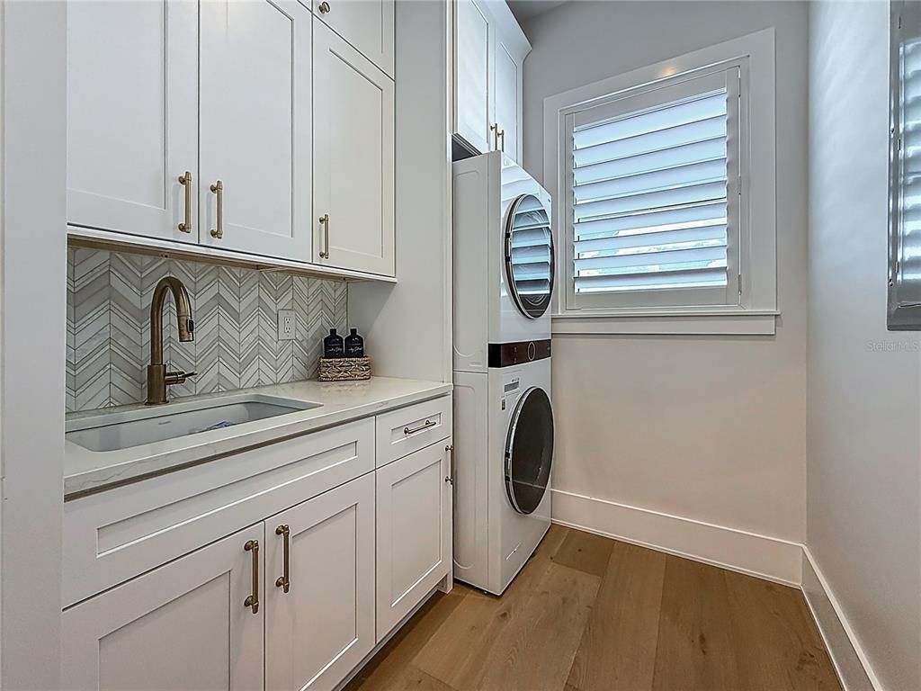 Interior, Washer, Wood Texture Flooring