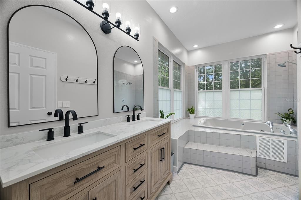 Bathroom, Dual Sink Vanities, Interior, Recessed Lighting