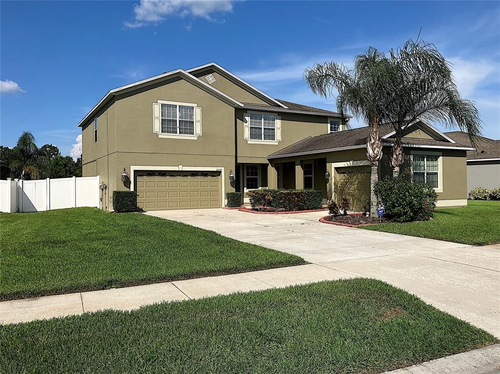 Attached, Exterior, Facade, American Craftsman