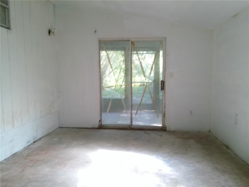Empty room, Interior