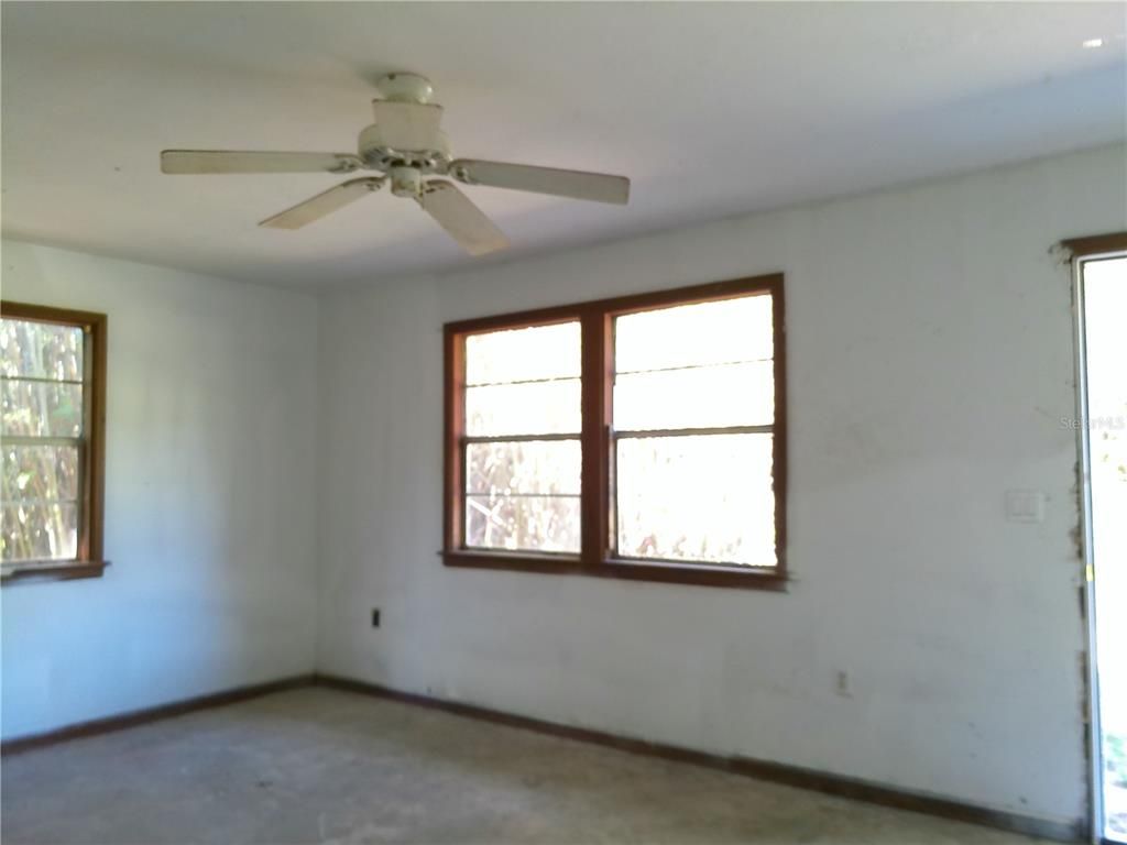 Empty room, Interior