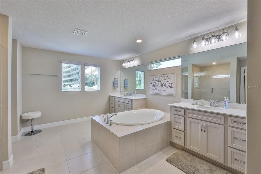 Bathroom, Dual Sink Vanities, Interior, Recessed Lighting