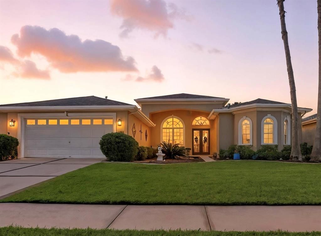 Attached, Exterior, Facade, Mediterranean