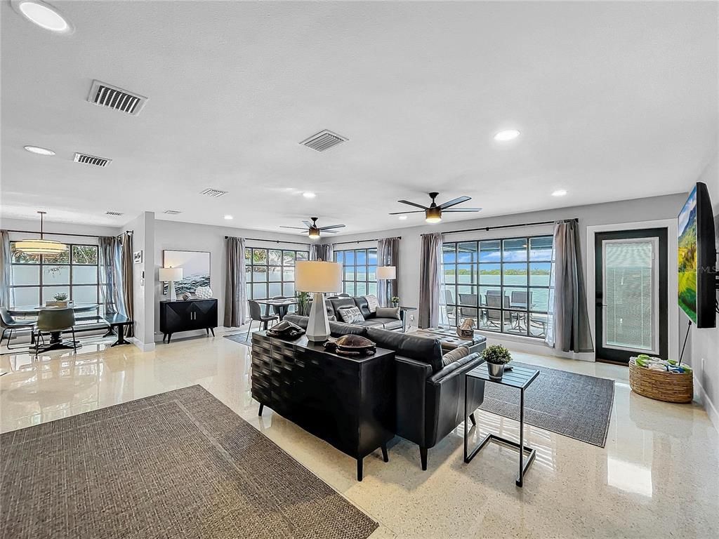 Dining room, Interior, Living room, Pendant Lights, Recessed Lighting, Water