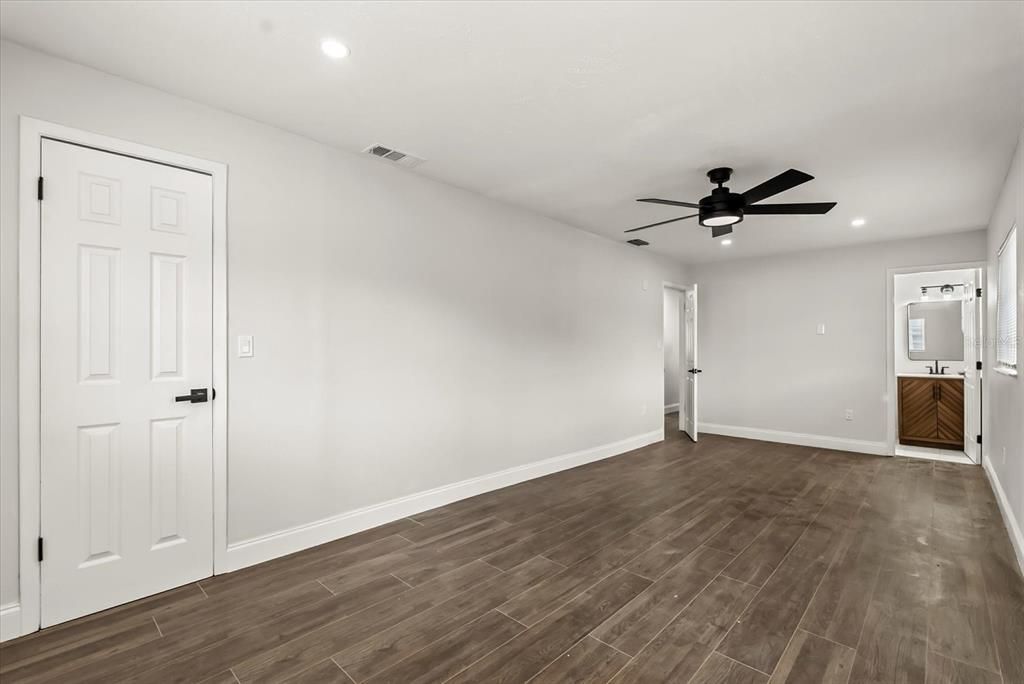 Empty room, Interior, Recessed Lighting, Wood Texture Flooring