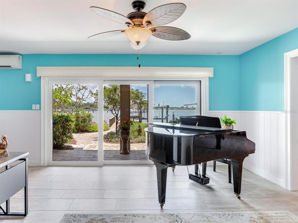 Interior, Piano, Water