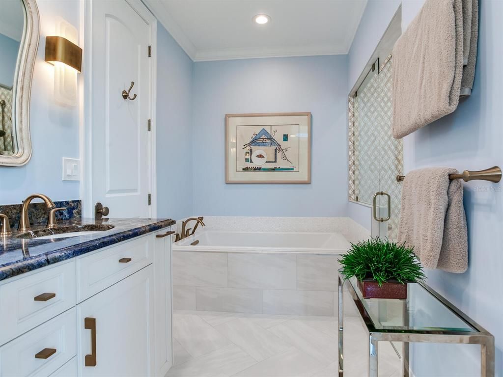 Bathroom, Interior, Recessed Lighting
