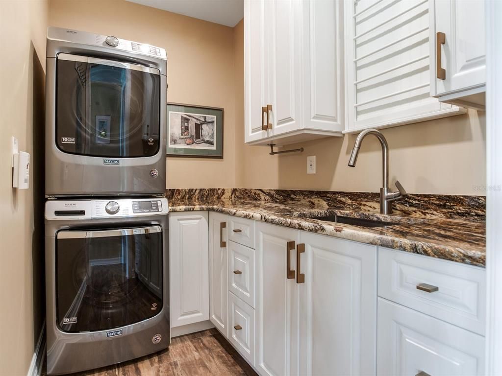 Interior, Kitchen, Washer, Wood Texture Flooring