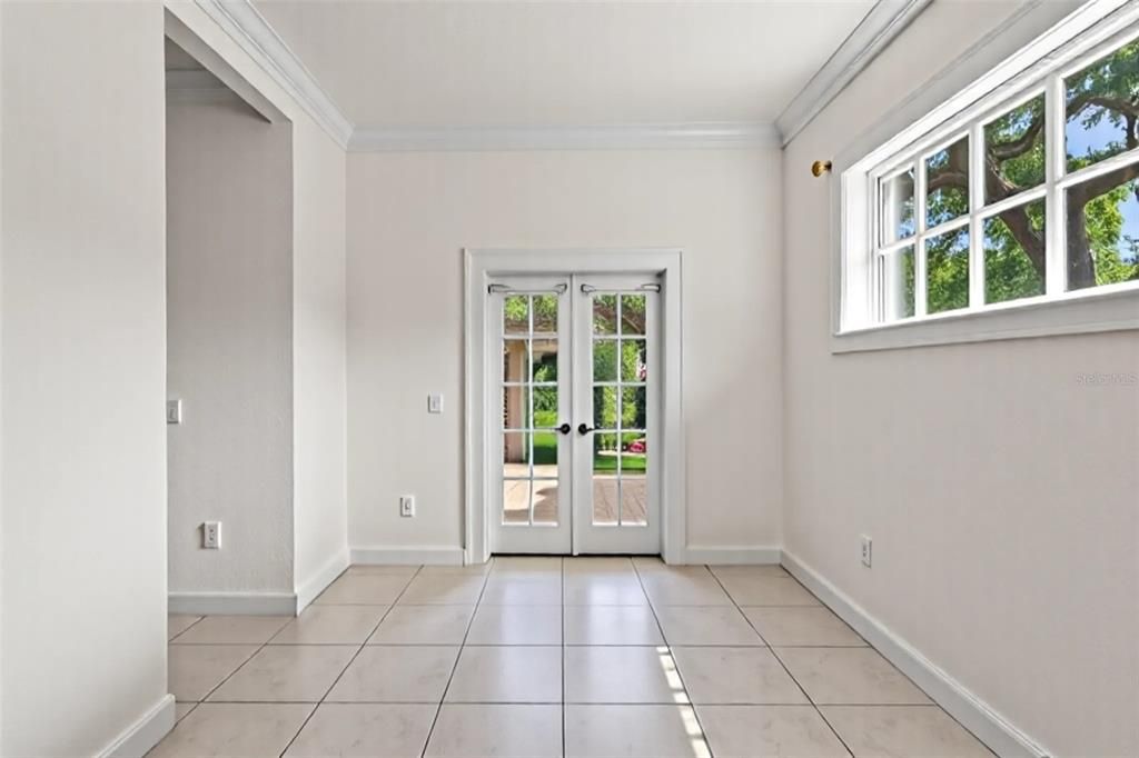 Empty room, Interior