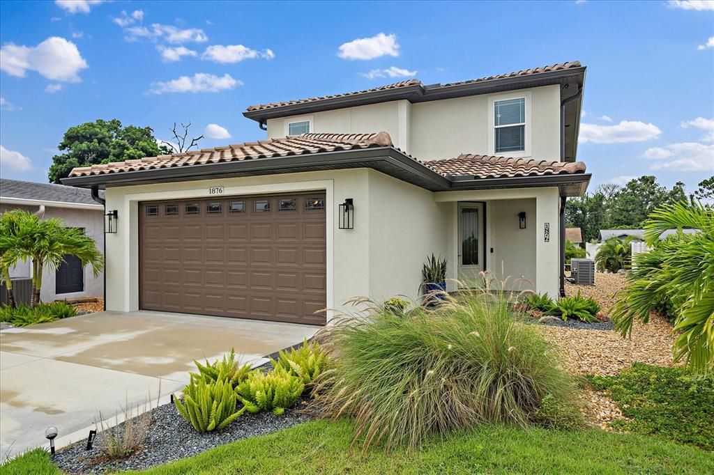 Attached, Exterior, Facade, Mediterranean