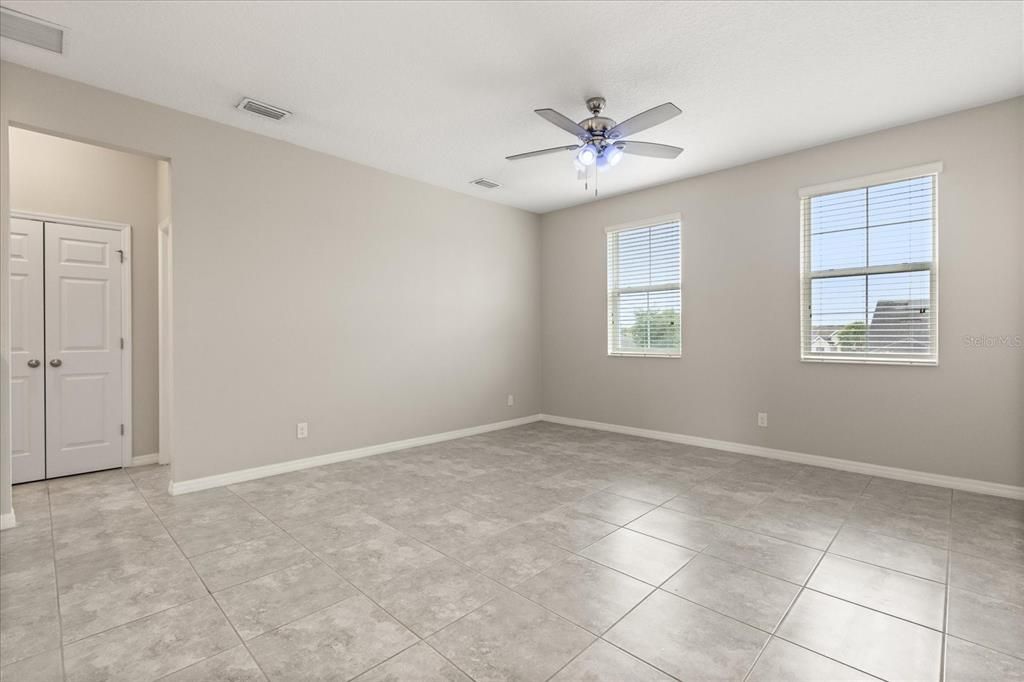 Empty room, Interior