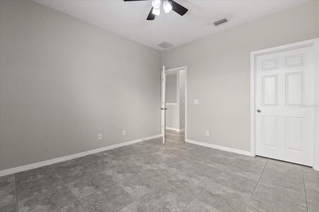 Empty room, Interior