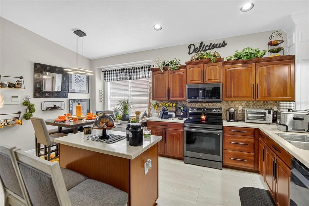 Dining room, Interior, Kitchen, Pendant Lights, Recessed Lighting, Stainless Steel Appliances