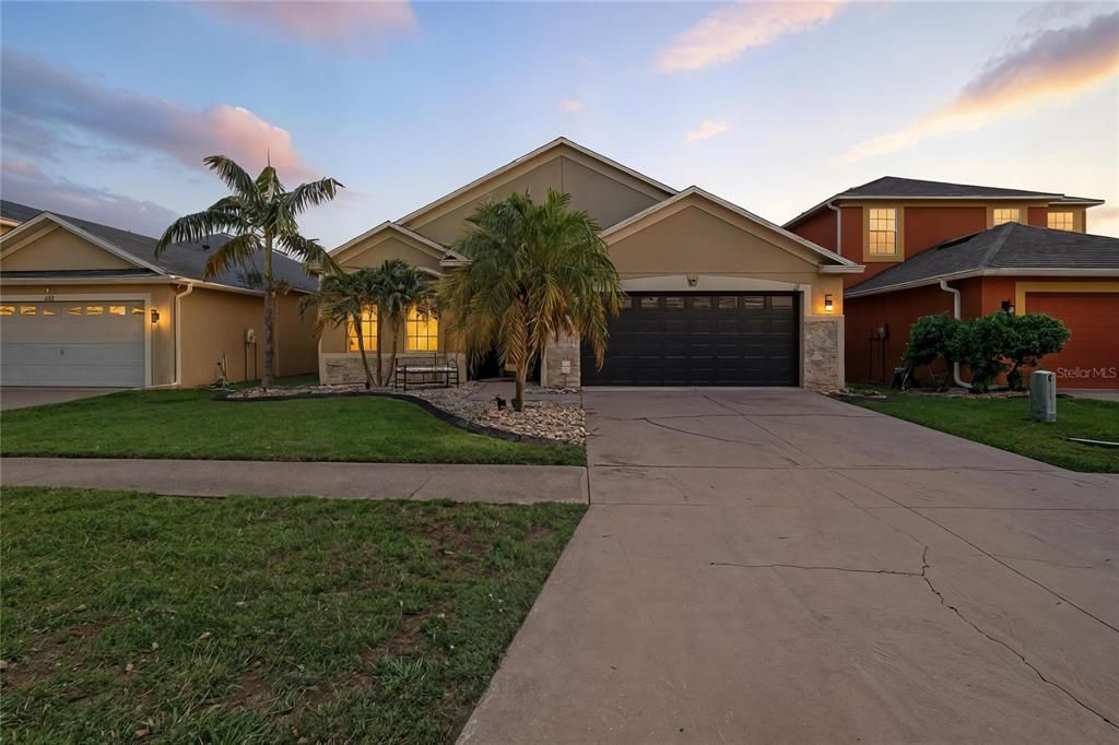 Attached, Exterior, Facade, American Craftsman