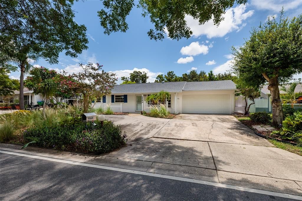 Attached, Exterior, Facade, Ranch