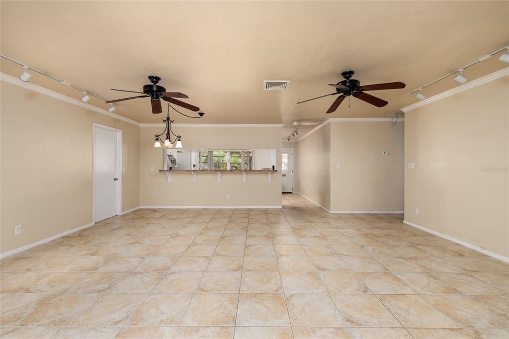Empty room, Interior