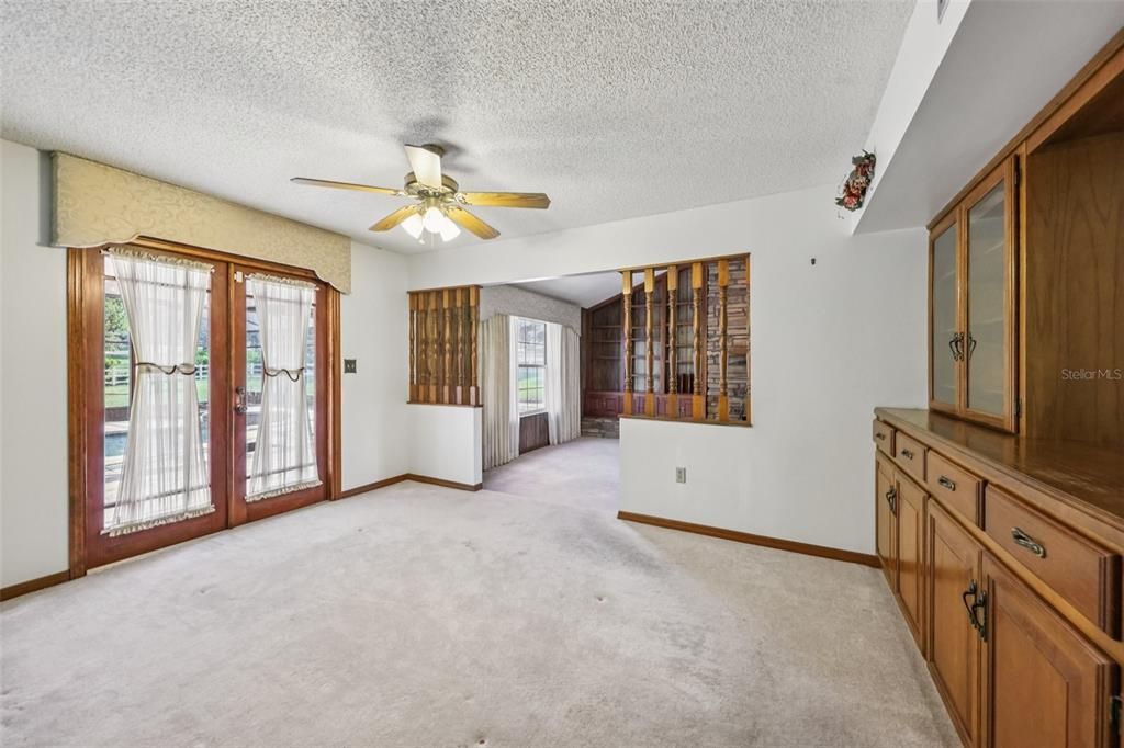 Empty room, Interior
