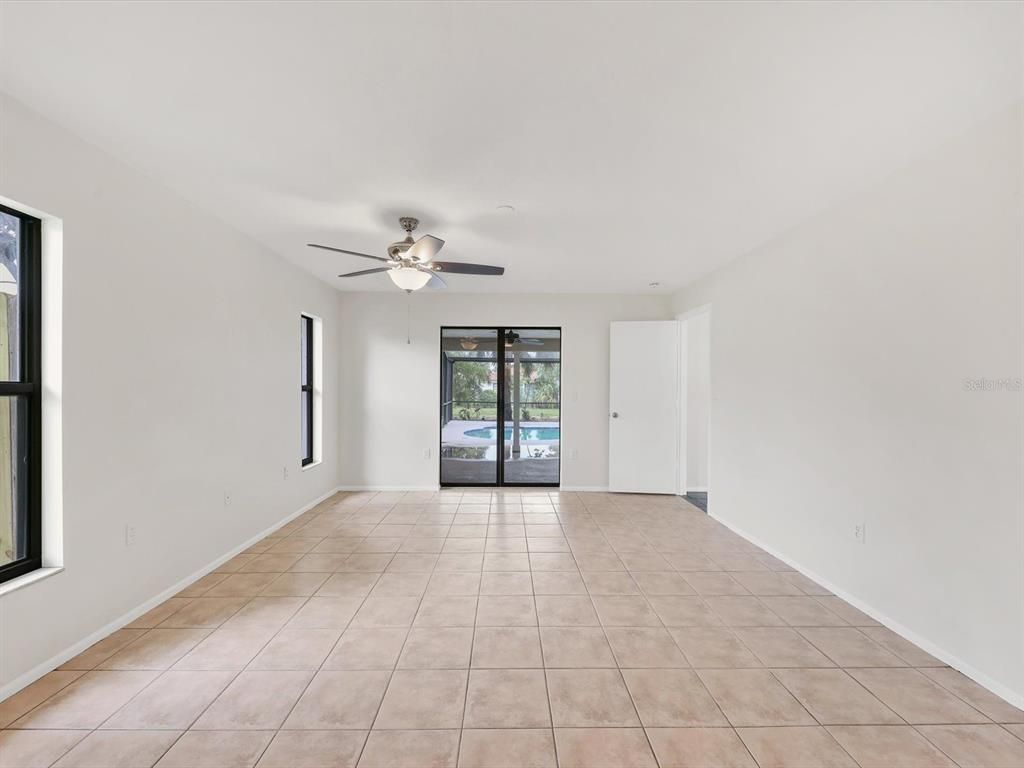 Empty room, Interior