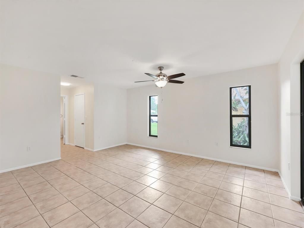 Empty room, Interior