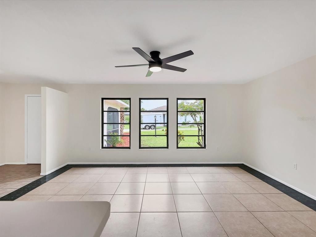 Empty room, Interior