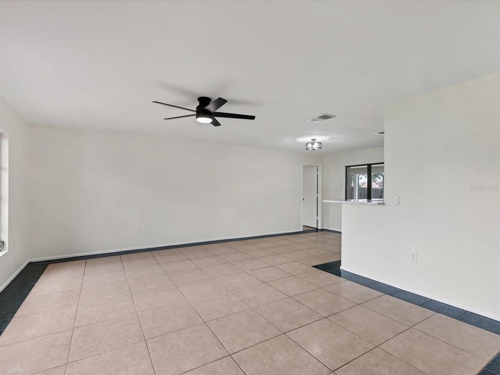 Empty room, Interior