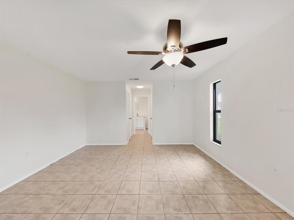 Empty room, Interior
