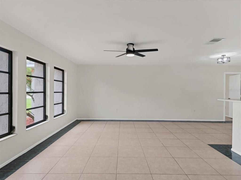 Empty room, Interior