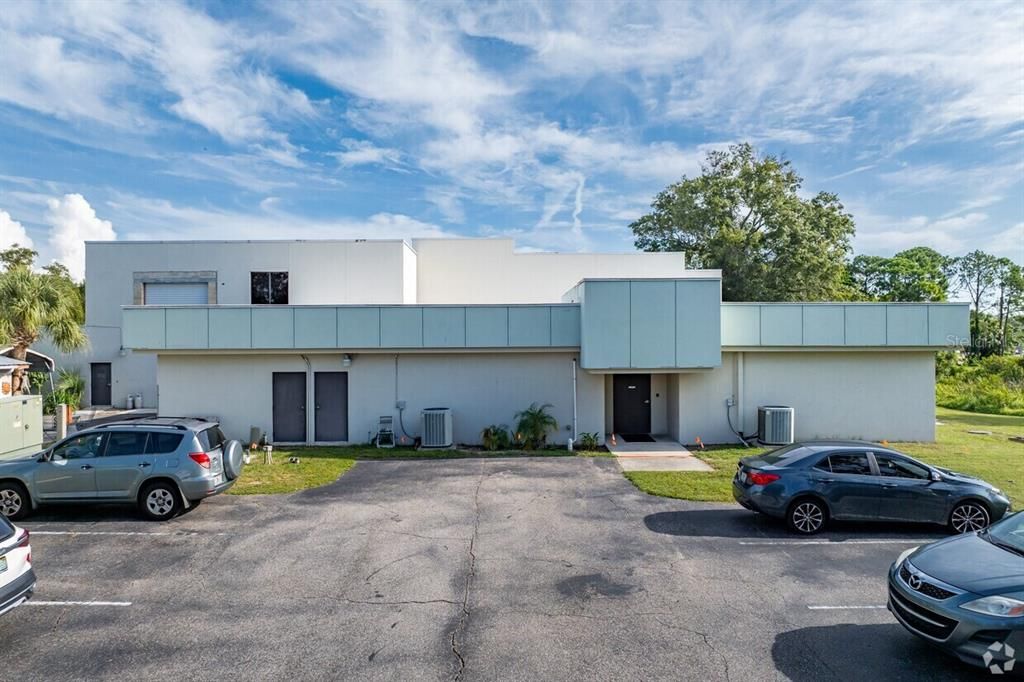 Exterior, Facade, Modern