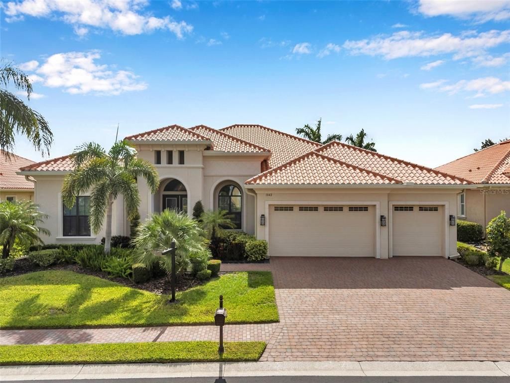 Attached, Exterior, Facade, Mediterranean