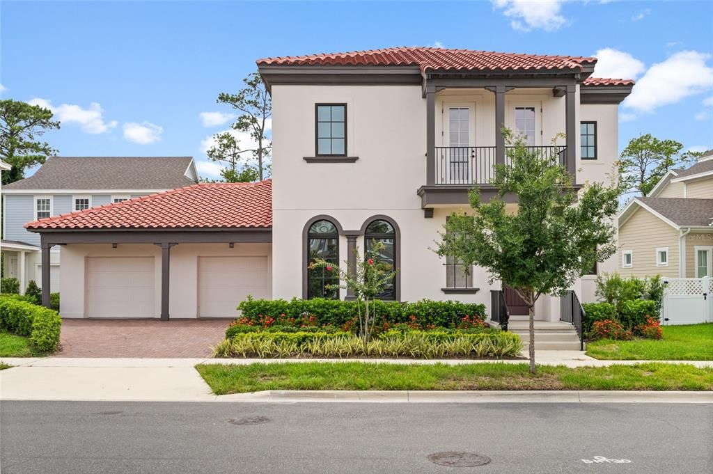 Attached, Exterior, Facade, Mediterranean