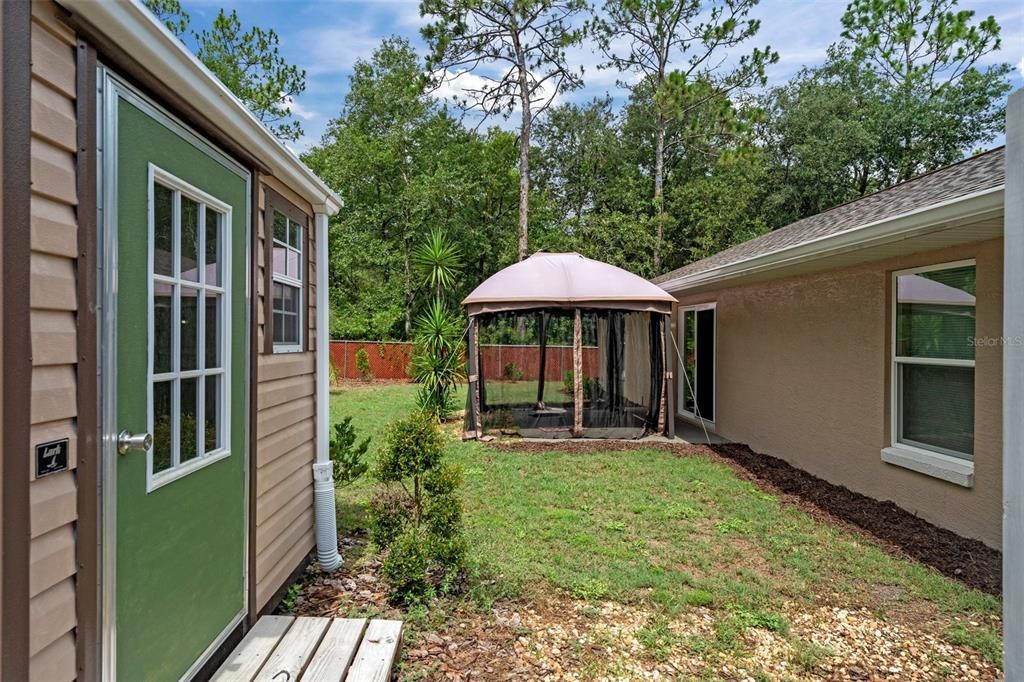 Backyard, Exterior