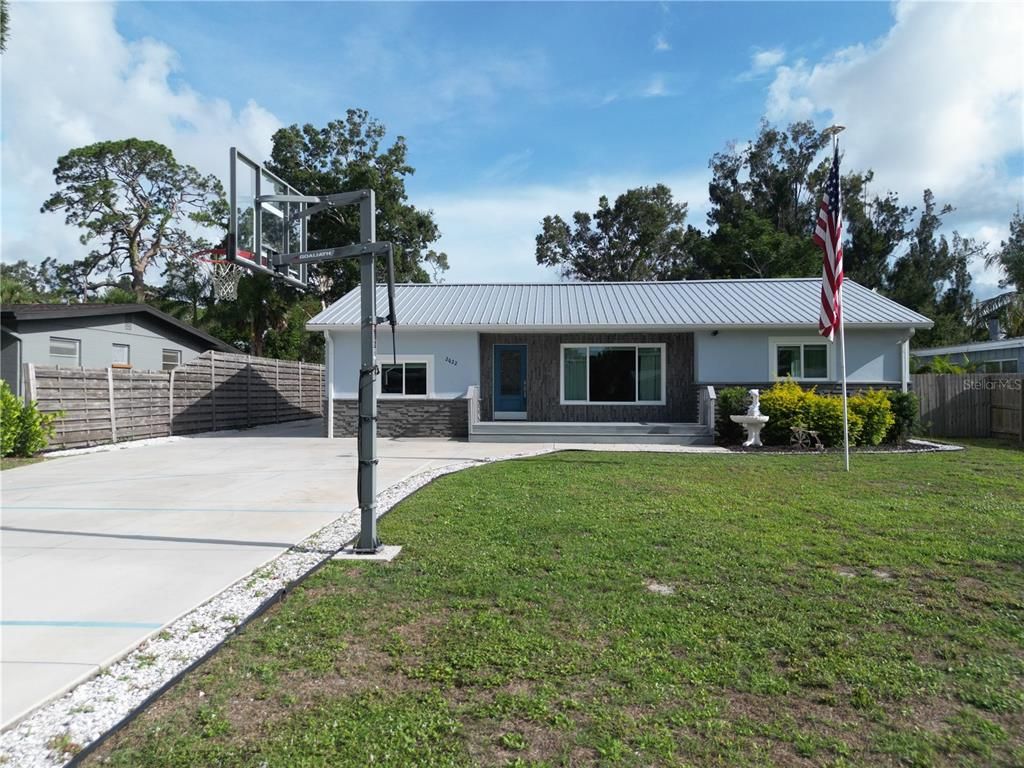 Backyard, Exterior, Facade, Ranch