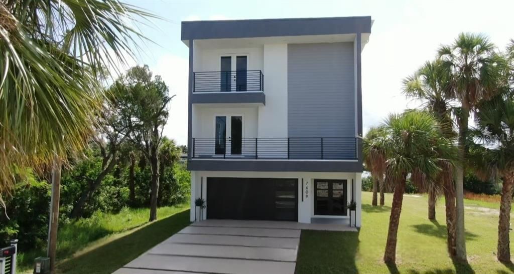 Backyard, Exterior, Facade, Modern
