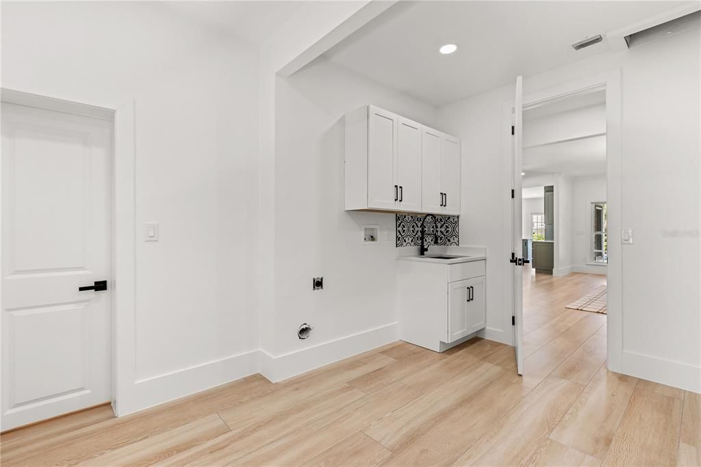 Interior, Recessed Lighting, Washer, Wood Texture Flooring