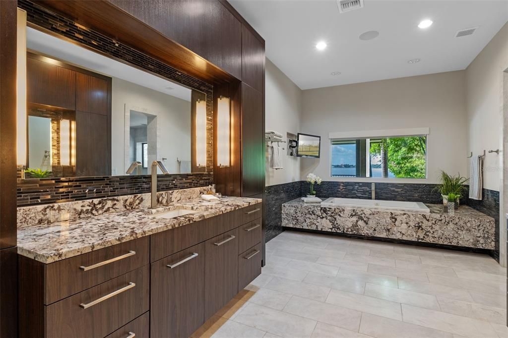 Bathroom, Dual Sink Vanities, Interior, Recessed Lighting