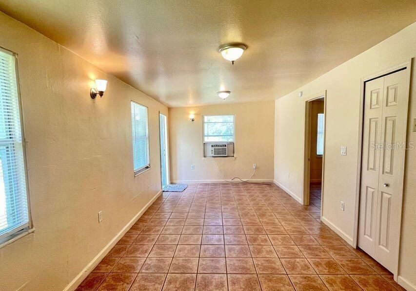 Empty room, Interior