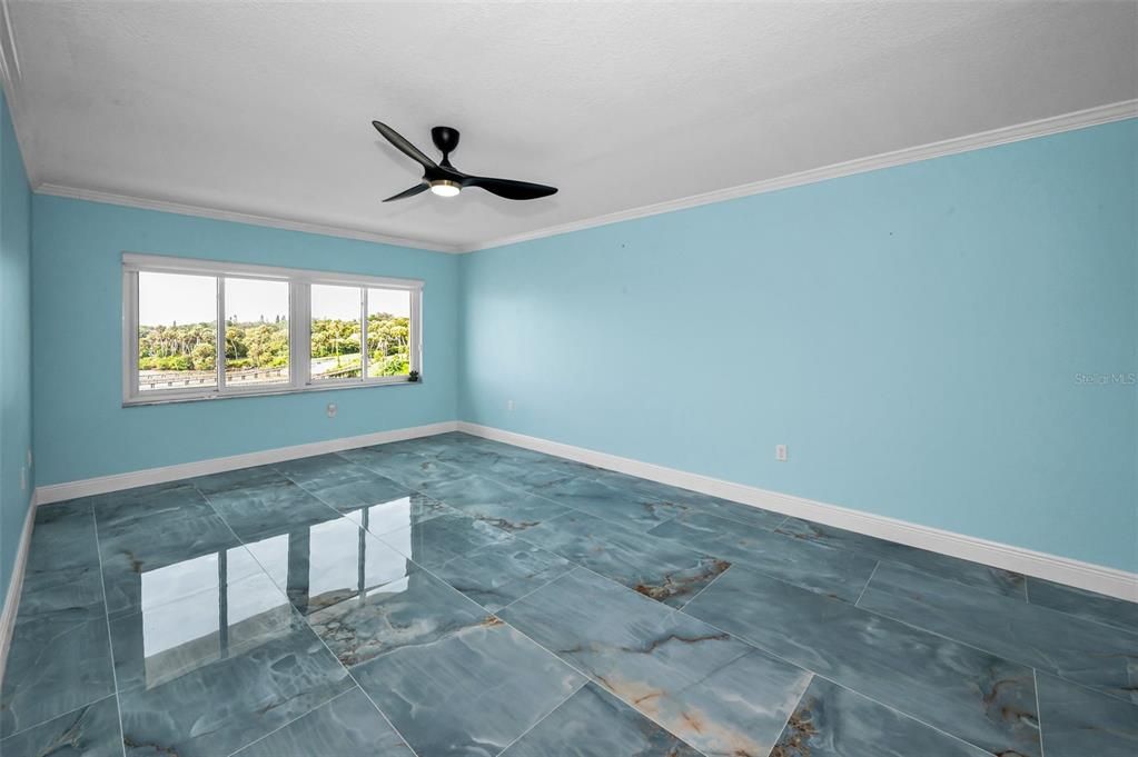 Empty room, Interior
