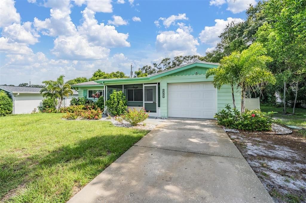 Attached, Exterior, Facade, Ranch