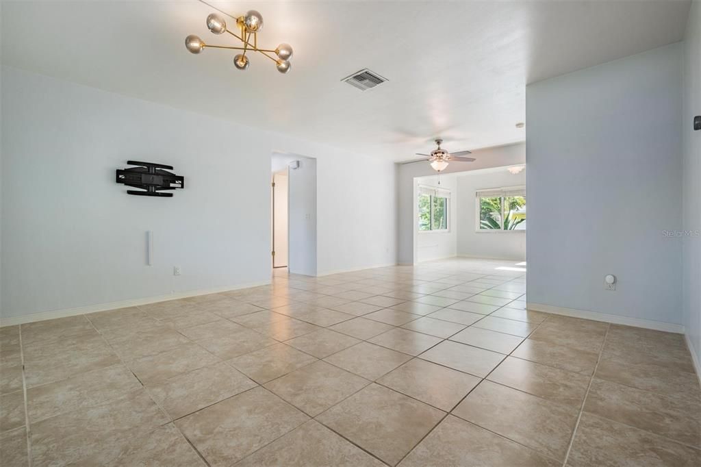 Empty room, Interior
