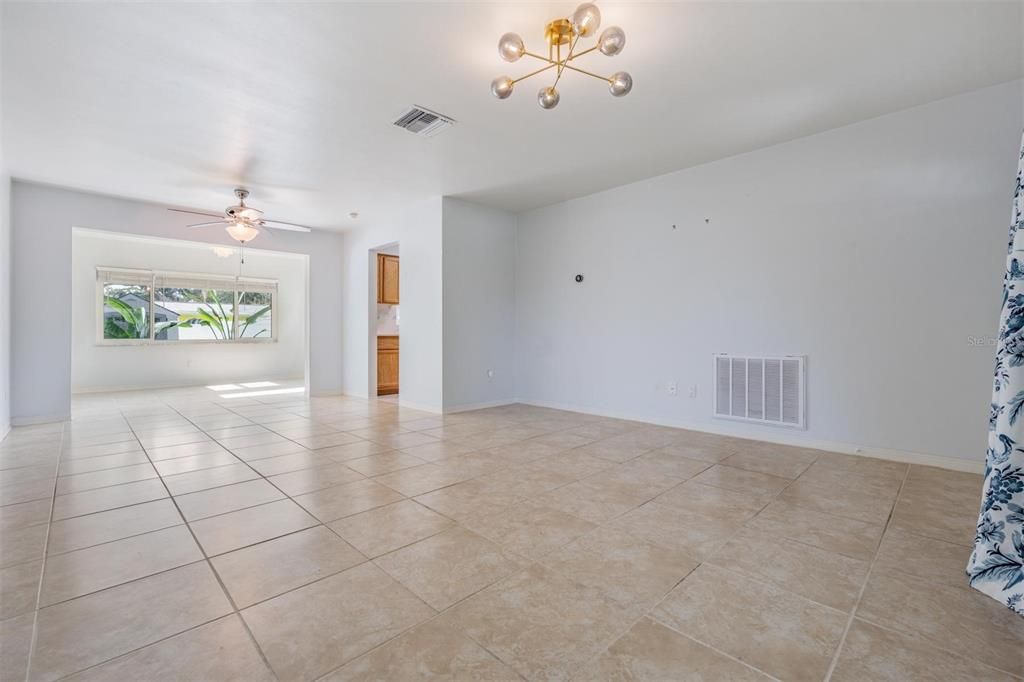 Empty room, Interior