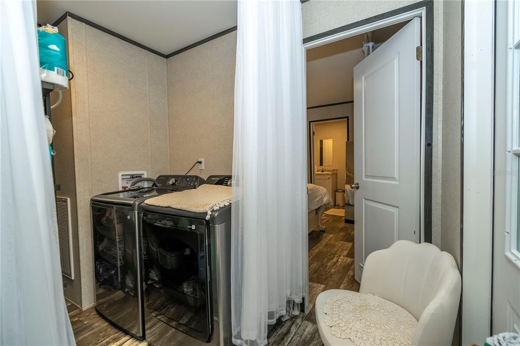 Interior, Washer, Wood Texture Flooring
